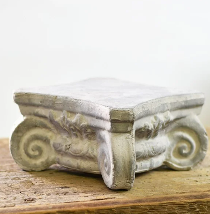 Lucia Pedestal